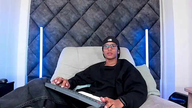 Snapshot of LiamKron chatting on 05-12-26, 11:51 LiamKron online show from 05-12-26, 11:51