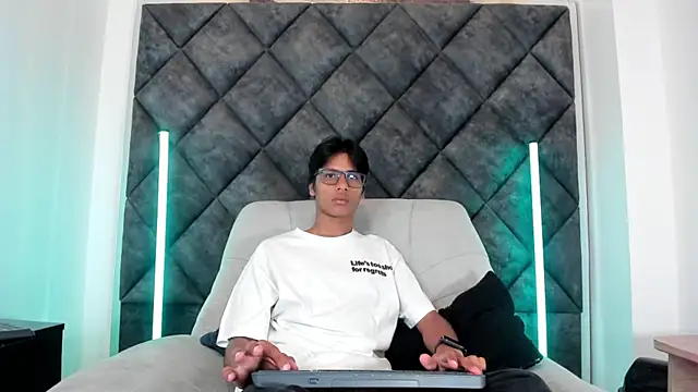 Snapshot of LiamKron chatting on 05-16-26, 10:36 LiamKron online show from 05-16-26, 10:36