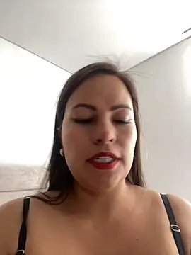 Snapshot of MIA_ROSSEEE chatting on 06-24-26, 07:35 MIA ROSSEEE online show from 06-24-26, 07:35