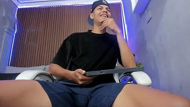 Snapshot of Omen20_ chatting on 04-10-26, 11:26 Omen20 online show from 04-10-26, 11:26