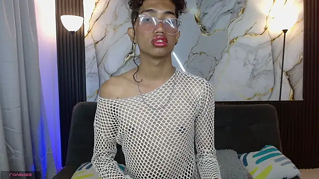 Snapshot of triiangel_latinboy chatting on 05-11-26, 12:44 triiangel latinboy online show from 05-11-26, 12:44