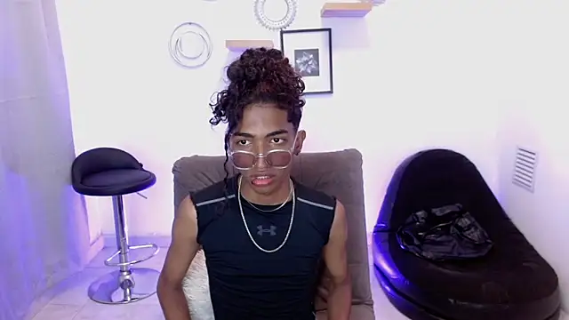 Snapshot of triiangel_latinboy chatting on 05-16-26, 06:28 triiangel latinboy online show from 05-16-26, 06:28