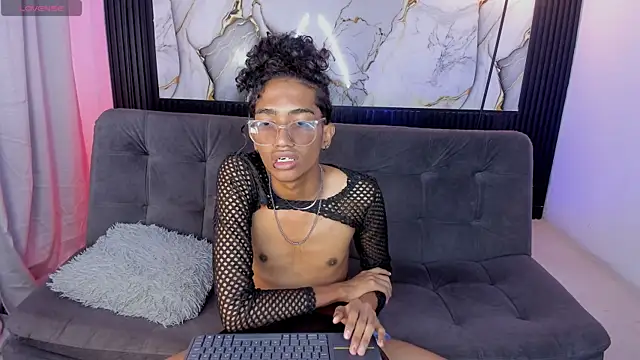 Snapshot of triiangel_latinboy chatting on 05-23-26, 12:42 triiangel latinboy online show from 05-23-26, 12:42