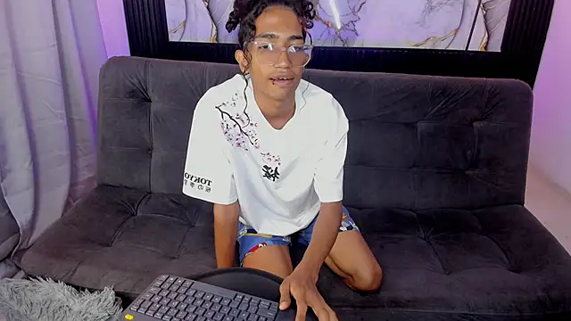 Snapshot of triiangel_latinboy chatting on 05-25-26, 12:22 triiangel latinboy online show from 05-25-26, 12:22