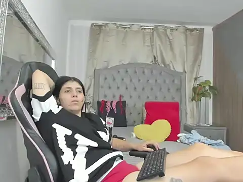 Snapshot of LunaANDMaria chatting on 04-30-26, 02:51 LunaANDMaria online show from 04-30-26, 02:51