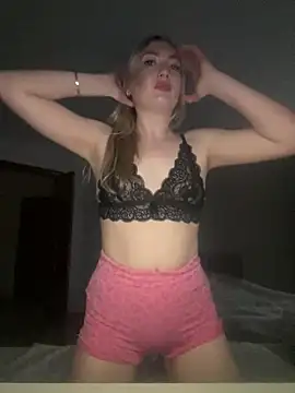 Snapshot of Mira_royy chatting on 05-28-26, 04:15 Mira royy online show from 05-28-26, 04:15