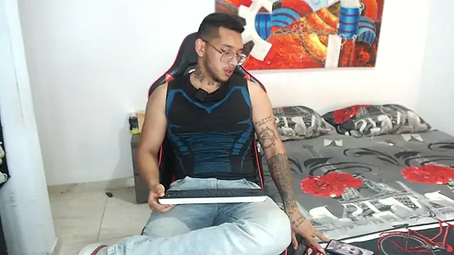 Snapshot of Andymanfit chatting on 04-17-26, 11:41 Andymanfit online show from 04-17-26, 11:41