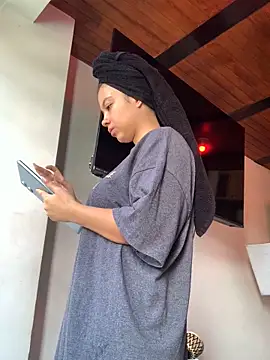 Snapshot of NefertitiXO chatting on 06-18-26, 03:05 NefertitiXO online show from 06-18-26, 03:05