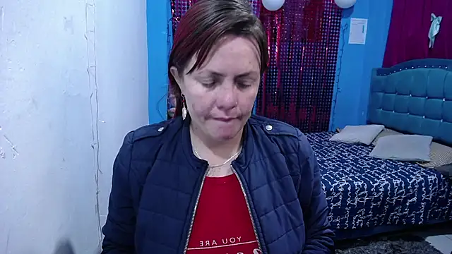 Snapshot of carolinhe26 chatting on 04-18-26, 01:48 carolinhe26 online show from 04-18-26, 01:48