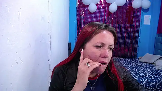 Snapshot of carolinhe26 chatting on 04-27-26, 10:13 carolinhe26 online show from 04-27-26, 10:13
