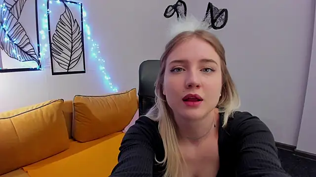 Liacandy  online show from 04-18-26, 01:42