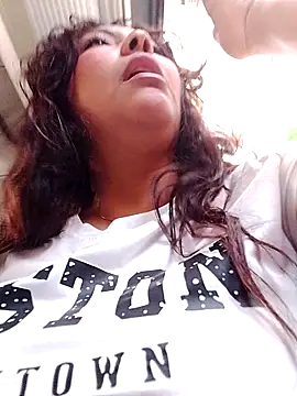 Snapshot of Izel_ chatting on 04-15-26, 05:53 Izel online show from 04-15-26, 05:53