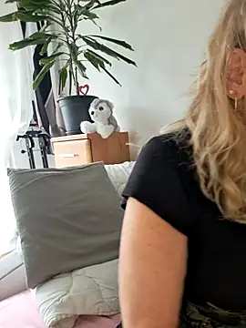 Snapshot of Blond_lady_czech chatting on 07-12-26, 01:35 Blond lady czech online show from 07-12-26, 01:35