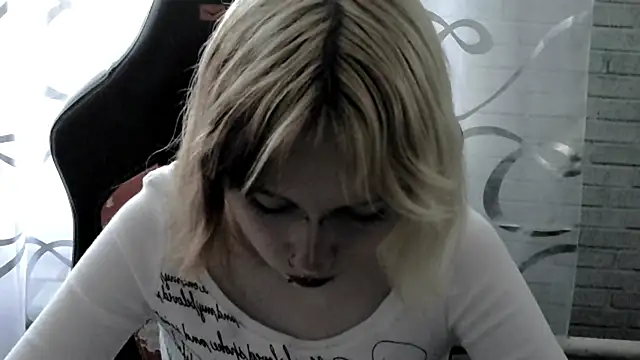 Snapshot of Vi_Nika chatting on 04-18-26, 01:04 Vi Nika online show from 04-18-26, 01:04
