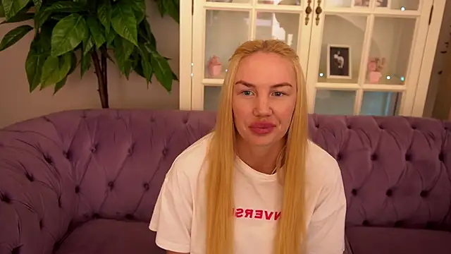 Snapshot of SavageKisses chatting on 05-19-26, 06:42 SavageKisses online show from 05-19-26, 06:42