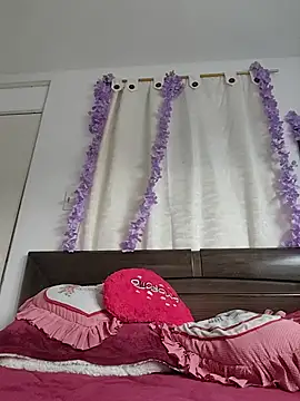 Snapshot of LuluDream chatting on 07-18-26, 06:45 LuluDream online show from 07-18-26, 06:45
