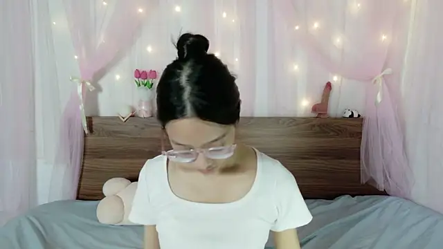 Snapshot of shy_pink_doll chatting on 07-22-26, 03:48 shy pink doll online show from 07-22-26, 03:48
