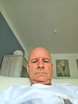 Snapshot of mannohmann5 chatting on 06-18-26, 03:27 mannohmann5 online show from 06-18-26, 03:27