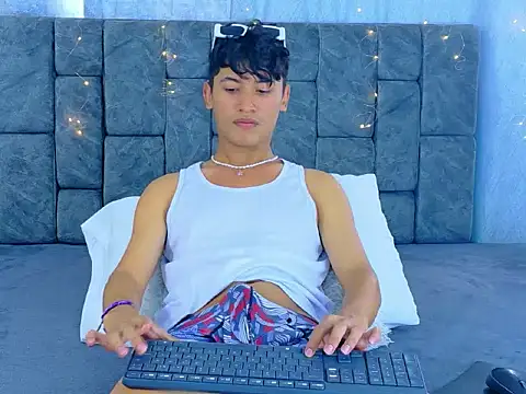 Snapshot of IhanKing chatting on 05-10-26, 01:38 IhanKing online show from 05-10-26, 01:38