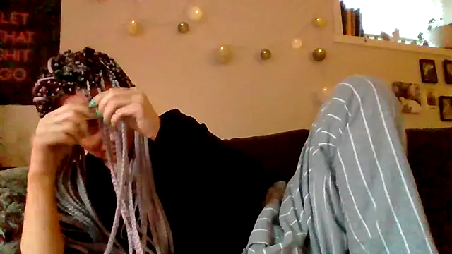 Snapshot of shyhornymommy chatting on 05-06-26, 01:57 shyhornymommy online show from 05-06-26, 01:57