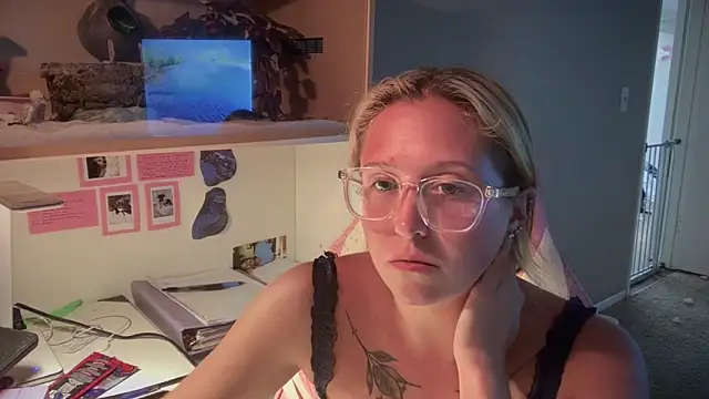 MUSCLEMOMMY1365 online show from 04-26-26, 12:52