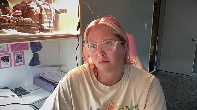 Snapshot of MUSCLEMOMMY1365 chatting on 05-12-26, 03:53 MUSCLEMOMMY1365 online show from 05-12-26, 03:53
