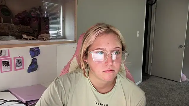 Snapshot of MUSCLEMOMMY1365 chatting on 05-25-26, 07:09 MUSCLEMOMMY1365 online show from 05-25-26, 07:09