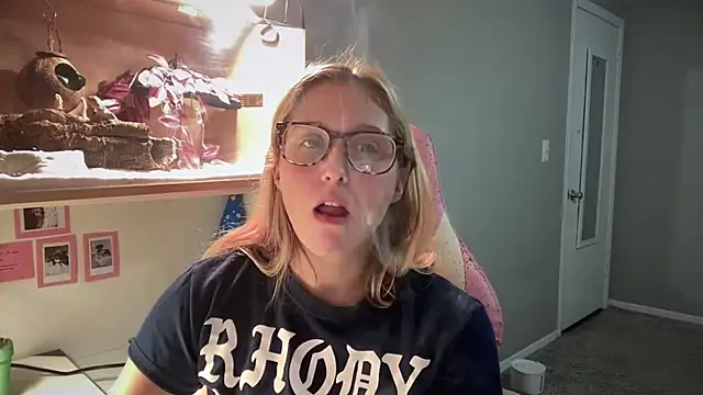 Snapshot of MUSCLEMOMMY1365 chatting on 06-11-26, 01:16 MUSCLEMOMMY1365 online show from 06-11-26, 01:16