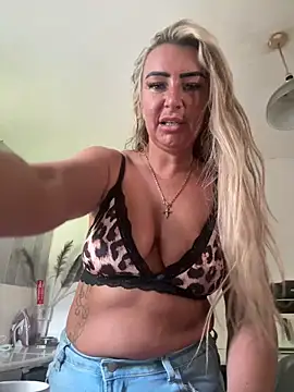 Snapshot of Naughtyhousewife_x chatting on 05-18-26, 10:21 Naughtyhousewife x online show from 05-18-26, 10:21
