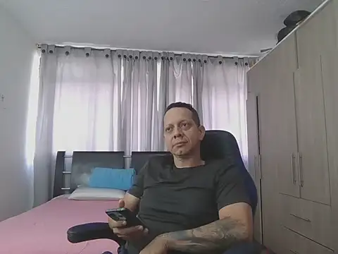 LeonR8901 online show from 04-27-26, 01:42