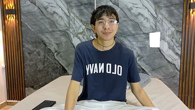 Snapshot of NoahWalker__ chatting on 05-04-26, 11:06 NoahWalker online show from 05-04-26, 11:06