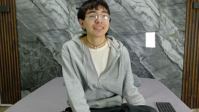 Snapshot of NoahWalker__ chatting on 05-11-26, 11:05 NoahWalker online show from 05-11-26, 11:05