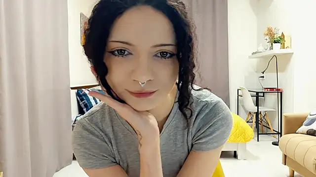 Snapshot of CinnamonCurl chatting on 05-04-26, 11:45 CinnamonCurl online show from 05-04-26, 11:45