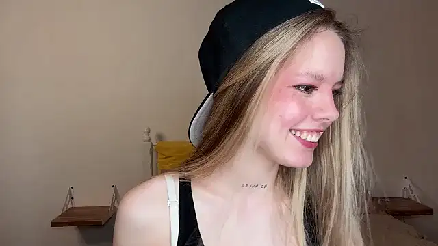 Snapshot of Catrinee chatting on 05-10-26, 04:12 Catrinee online show from 05-10-26, 04:12