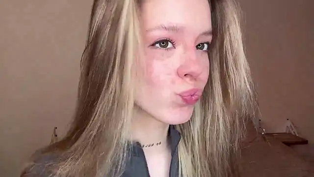 Snapshot of Catrinee chatting on 05-13-26, 04:48 Catrinee online show from 05-13-26, 04:48