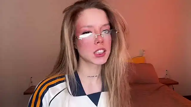 Snapshot of Catrinee chatting on 06-07-26, 04:55 Catrinee online show from 06-07-26, 04:55