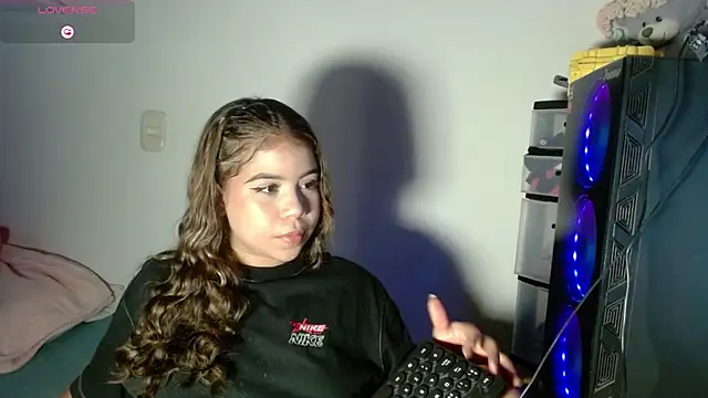 Snapshot of M1la_18 chatting on 05-07-26, 03:56 M1la 18 online show from 05-07-26, 03:56