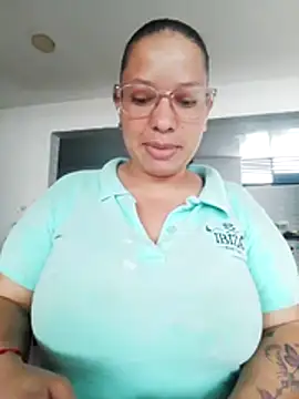 Snapshot of DivaCaliente1 chatting on 05-10-26, 10:04 DivaCaliente1 online show from 05-10-26, 10:04