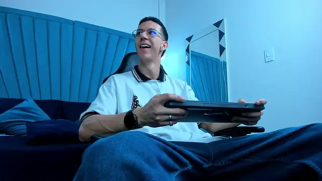 Snapshot of OliverThompsonJS chatting on 06-13-26, 03:37 OliverThompsonJS online show from 06-13-26, 03:37