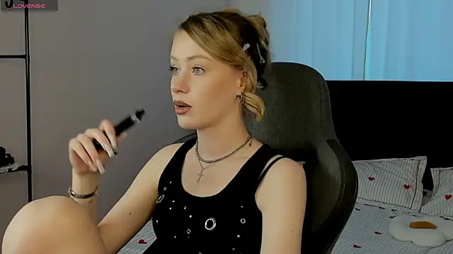 Snapshot of EvaHamilton chatting on 05-03-26, 01:11 EvaHamilton online show from 05-03-26, 01:11