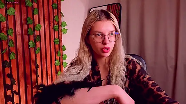 TiffyPeachy online show from 04-21-26, 10:54