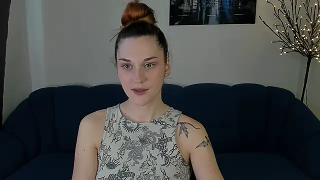Snapshot of elani_lune chatting on 06-20-26, 09:23 elani lune online show from 06-20-26, 09:23