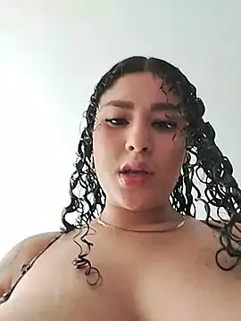 Snapshot of LeahAngell chatting on 05-21-26, 01:07 LeahAngell online show from 05-21-26, 01:07