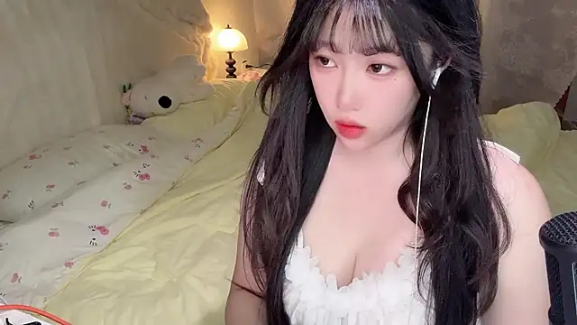Snapshot of SweetButWildbaby chatting on 05-12-26, 02:03 SweetButWildbaby online show from 05-12-26, 02:03
