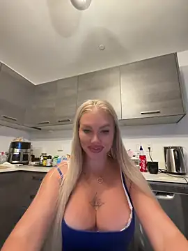Snapshot of Karen_Luxe chatting on 05-30-26, 03:25 Karen Luxe online show from 05-30-26, 03:25