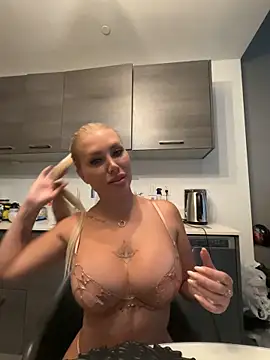 Snapshot of Karen_Luxe chatting on 05-30-26, 11:24 Karen Luxe online show from 05-30-26, 11:24
