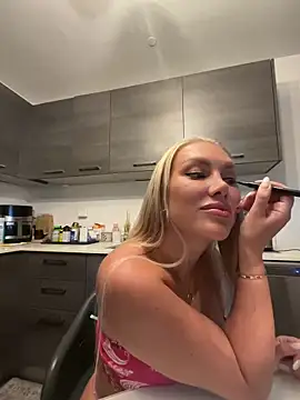 Snapshot of Karen_Luxe chatting on 06-16-26, 01:41 Karen Luxe online show from 06-16-26, 01:41