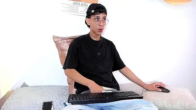 Snapshot of dax_blaze chatting on 05-15-26, 01:18 dax blaze online show from 05-15-26, 01:18