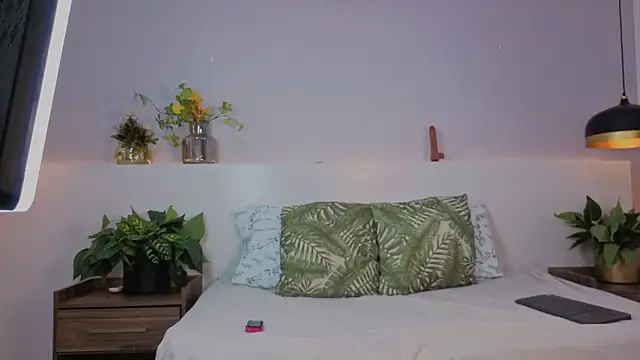 Snapshot of lily_obsession chatting on 05-06-26, 12:54 lily obsession online show from 05-06-26, 12:54