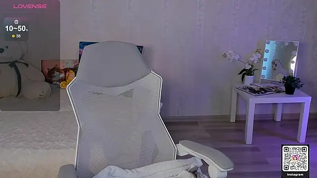 LinnLove online show from 05-20-26, 06:52